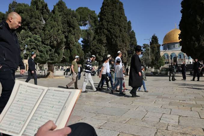 Jews-defile-Aqsa-2