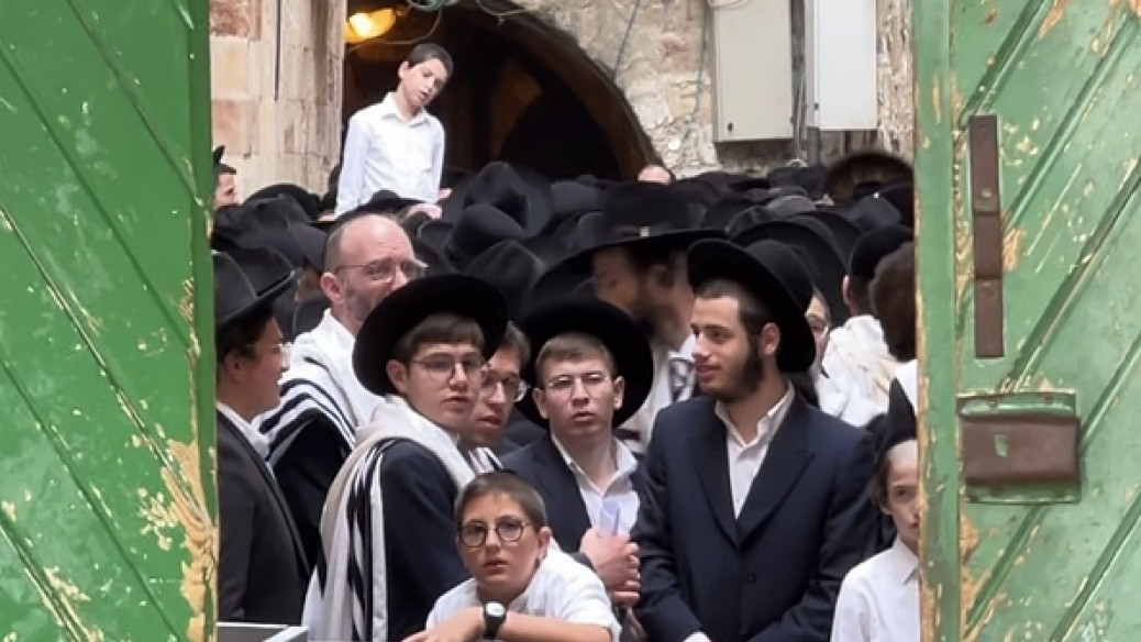 Jews-defile-Aqsa-3